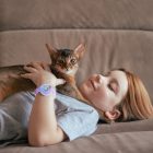 Apple AirTag Csuklópántos Szilikon Tok Gyerekeknek - Lila Unikornis