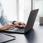 MacBook Air 13" (2023-2026) Tok - Spigen AirSkin - Áttetsző-Fekete