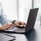 MacBook Pro 14" (2021-2026) Tok - Spigen AirSkin - Áttetsző-Fekete